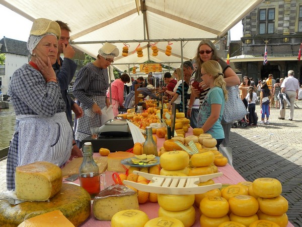 Kulturelle Reiseziele April: traditioneller Käsemarkt in Alkmaar.