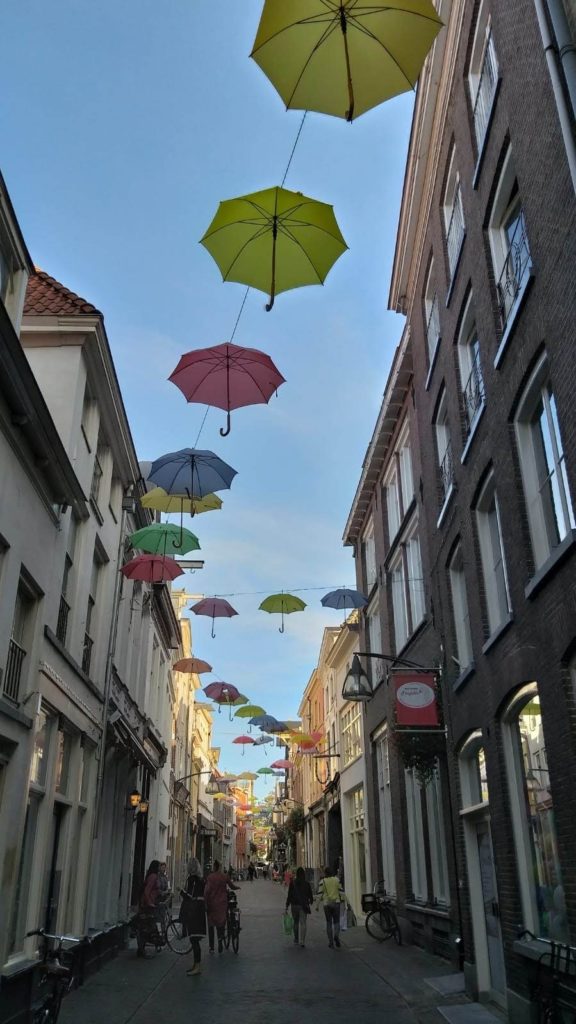 Die Grote Overstraat in Deventer ist sehr beliebt zum Shoppen