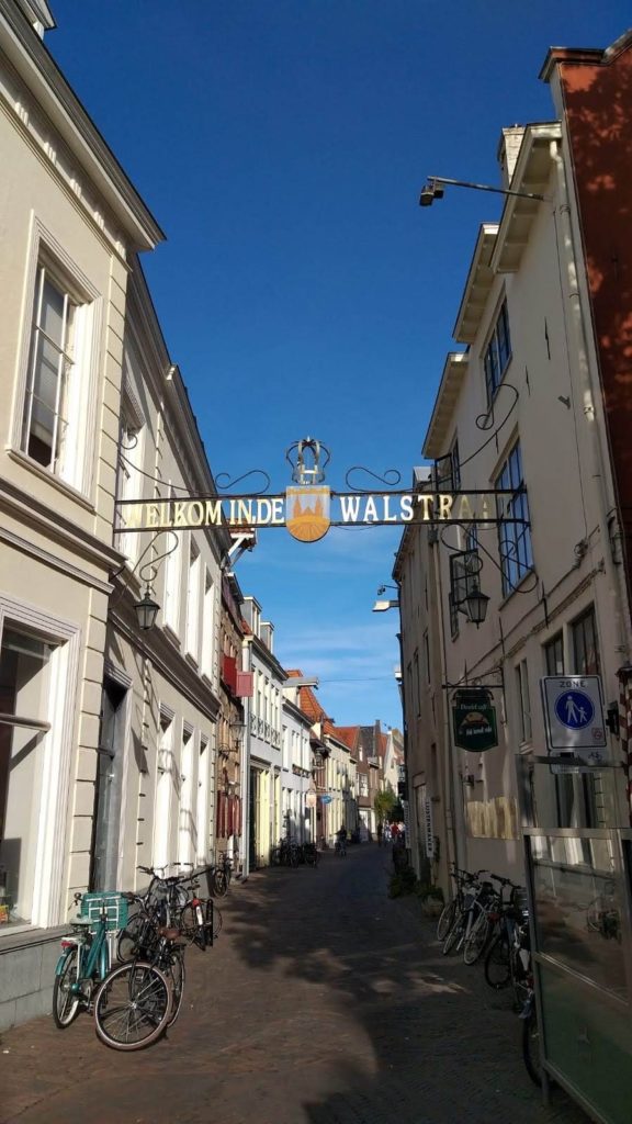 Die bekannte Walstraat in Deventer überzeugt mit kleinen Geschäften