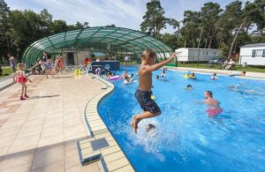 Überdachtes Schwimmbad im Ferienpark Arnhem